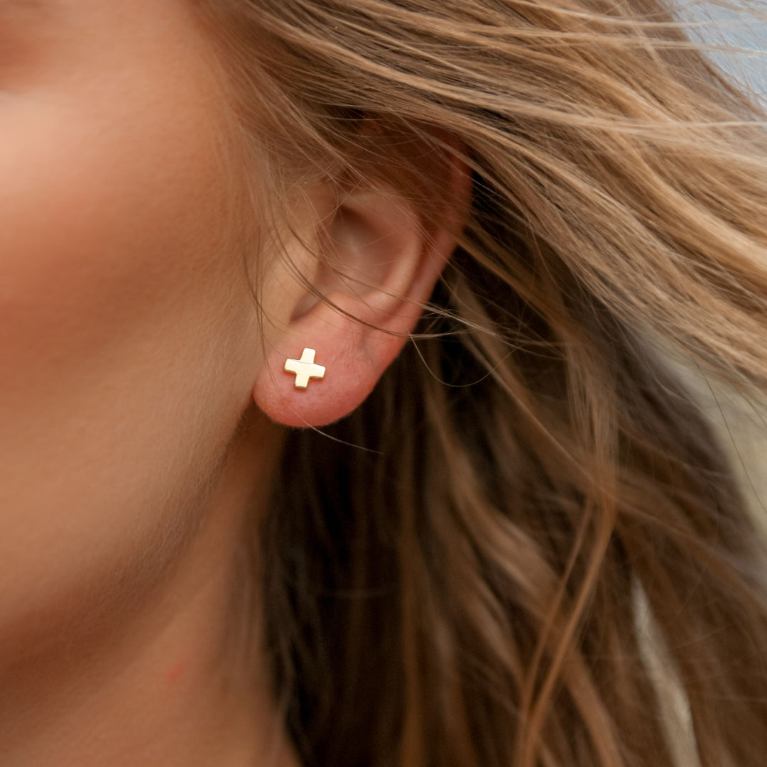 small cross stud earrings model image